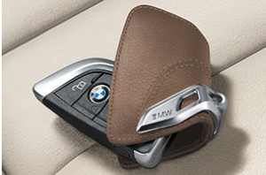 Кожаный футляр BMW для ключей со стальным зажимом, цвет Brown (коричневый)